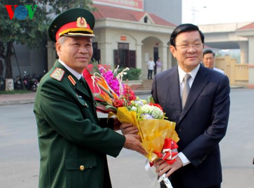 Truong Tan Sang rend visite aux soldats de la capitale - ảnh 2